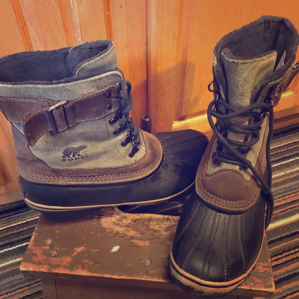 SOREL snow boots size 9 green suede uppers
